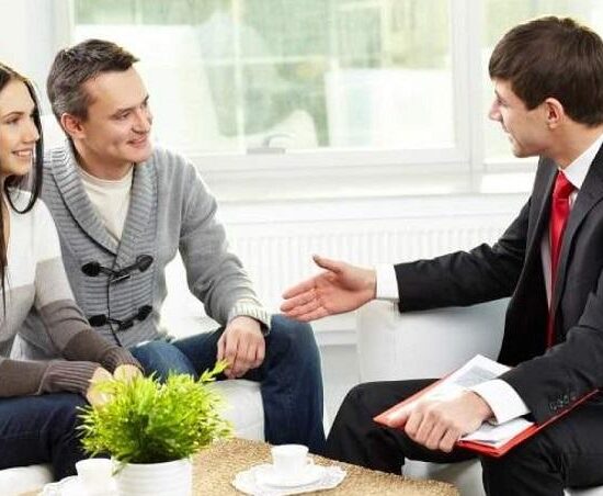 Bảo hiểm có làm việc thứ 7 không? Quyền lợi của nhân viên bảo hiểm?