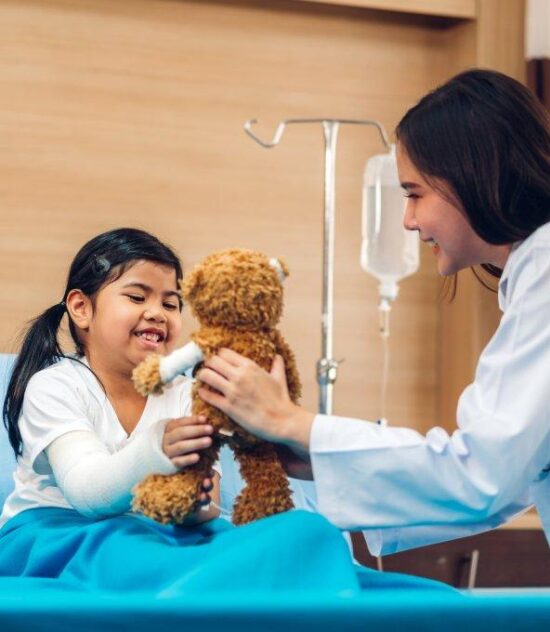 Các sản phẩm bảo hiểm sức khỏe cho bé theo từng độ tuổi  không thể bỏ qua