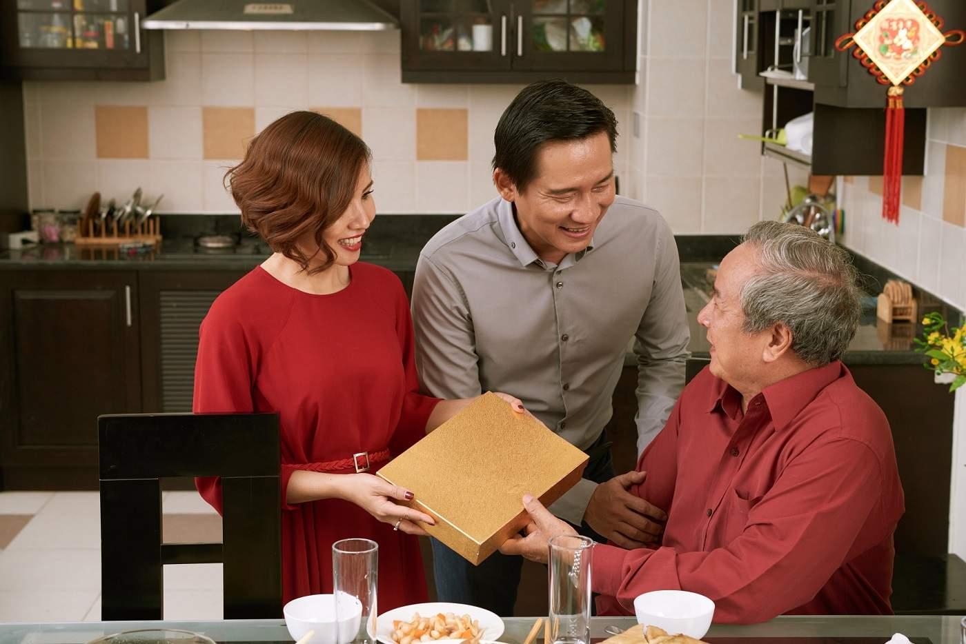 Bảo hiểm hưu trí là món quà ý nghĩa dành tặng cho cha mẹ