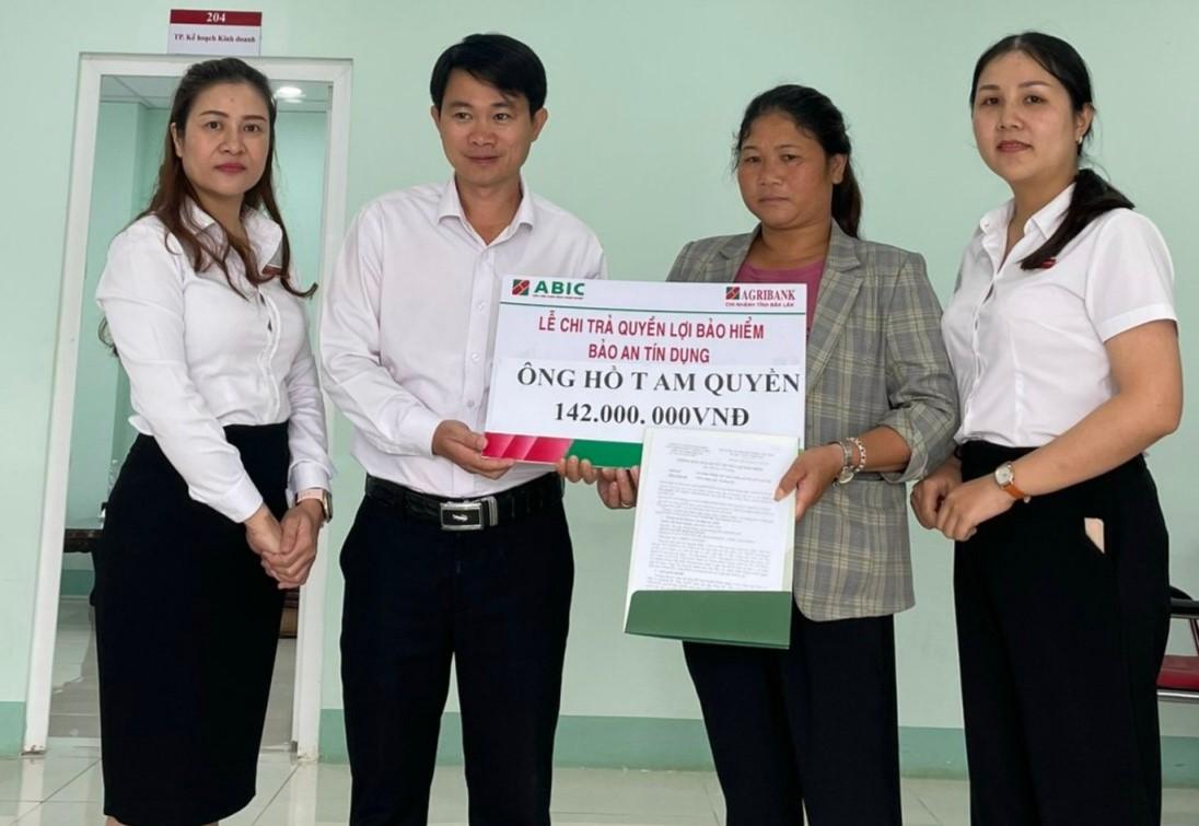 ABIC Đắk Lắk chi trả quyền lợi Bảo hiểm Bảo an tín dụng cho khách hàng - Chi tiết tin - Trang chủ